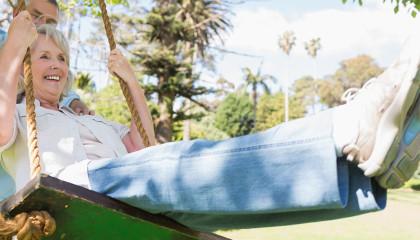Frau entspannt auf einer Gartenschaukel